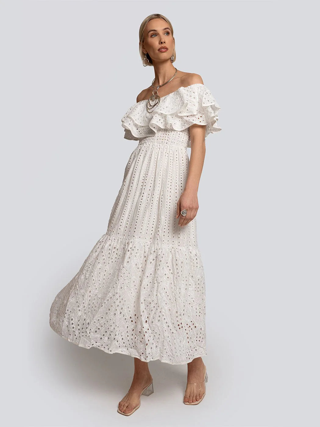witte broderie jurk off shoulder stijl voor de zomer