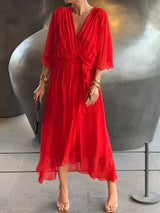 rode elegante jurk met vrouwelijke snit en ceintuur voor avondlooks