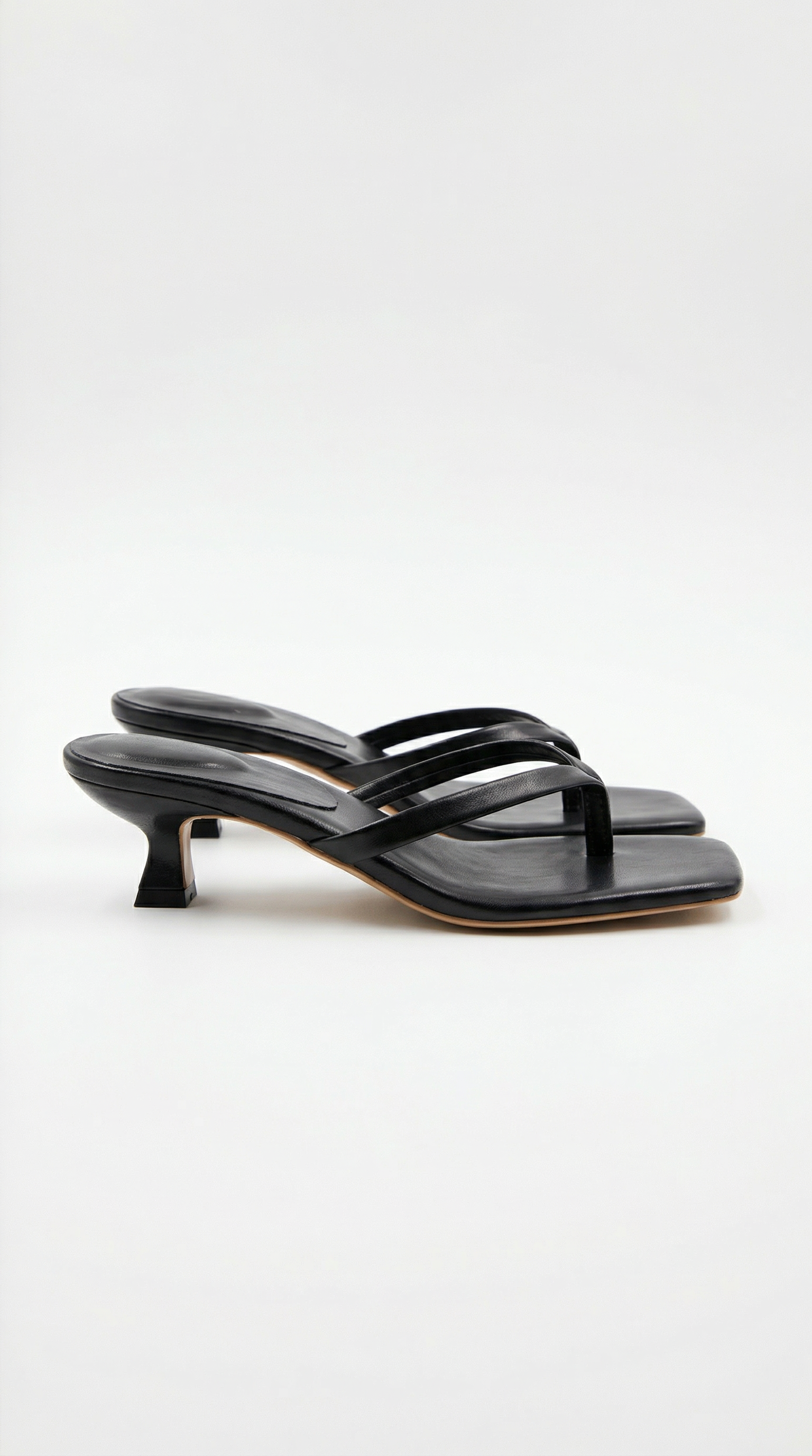 Zwarte dames sandalen met lage hak en verfijnde bandjes