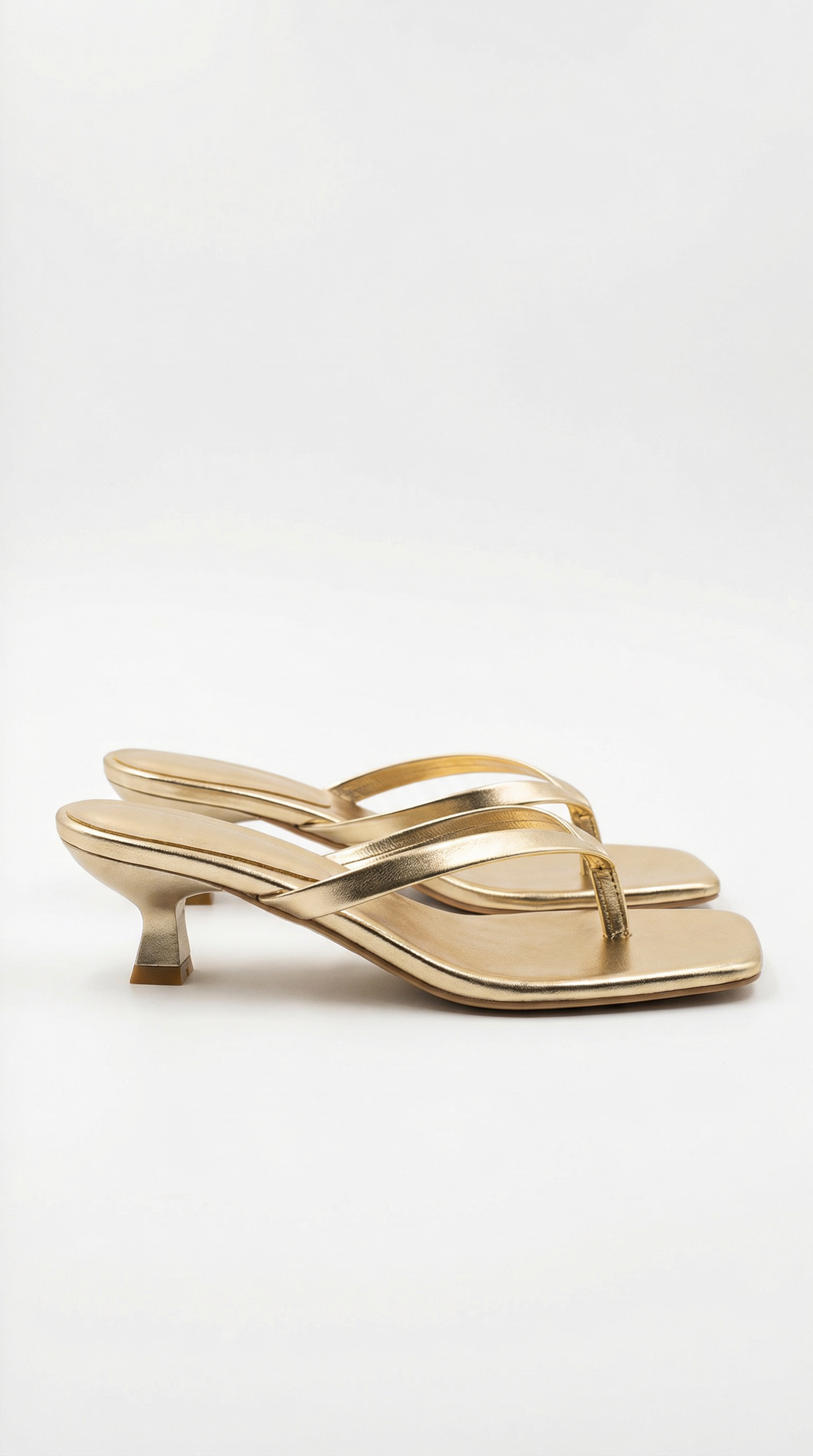 Gouden kitten heel sandalen met elegante bandjes dames