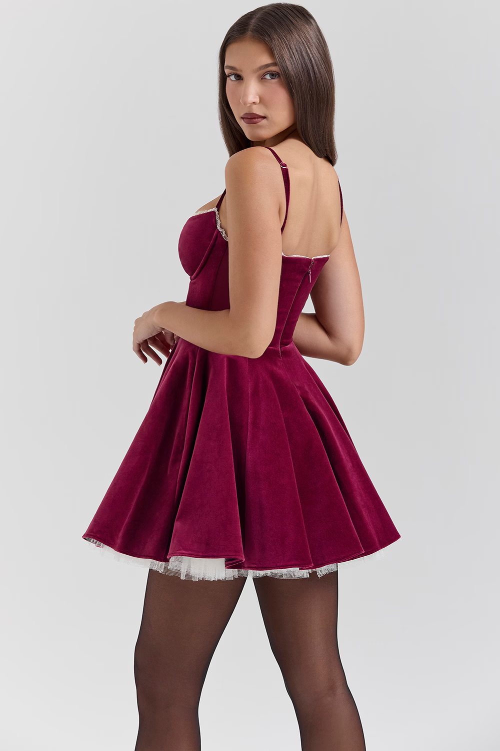 Ivy Mini Dress – Verfijnde mini-jurk met corsetachtig lijfje en tule onderrok, verkrijgbaar in cabernet velvet en zwart, ideaal voor feestjes en gala’s.