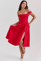 Romantische Lilia Corset Midi jurk in rood, corsetdetails en een elegante midi-lengte.