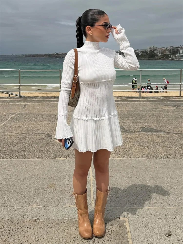witte gebreide mini jurk met hoge hals en uitlopende mouwen