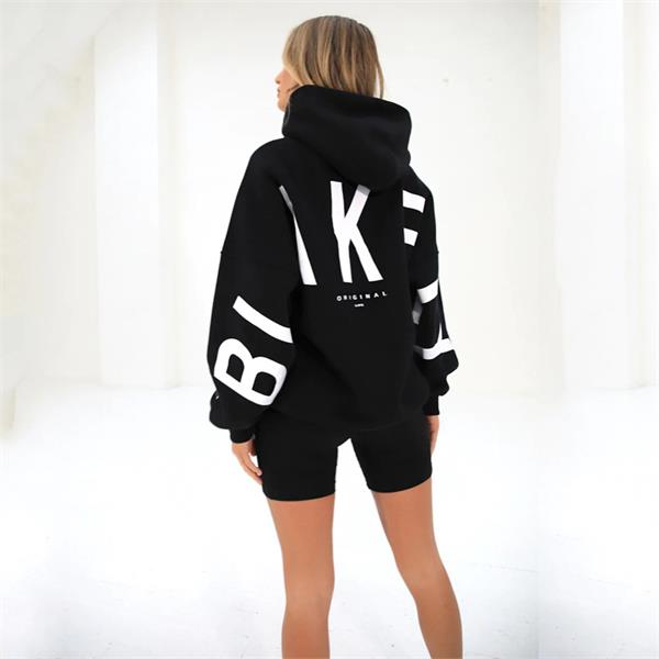 zwarte oversized sweatshirt met grote witte letters op de rug