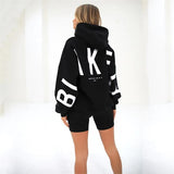 zwarte oversized sweatshirt met grote witte letters op de rug