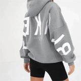 grijze hoodie met backprint en witte letters