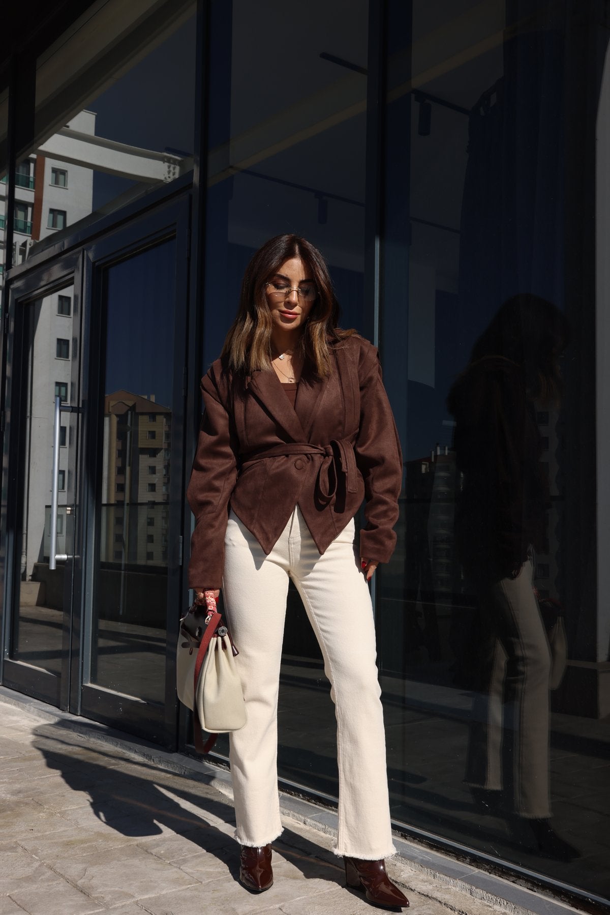 bruine vegan suède jas met taille ceintuur en plooien