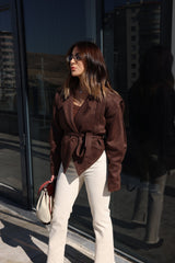 streetstyle look met bruine vegan suède jas en witte broek