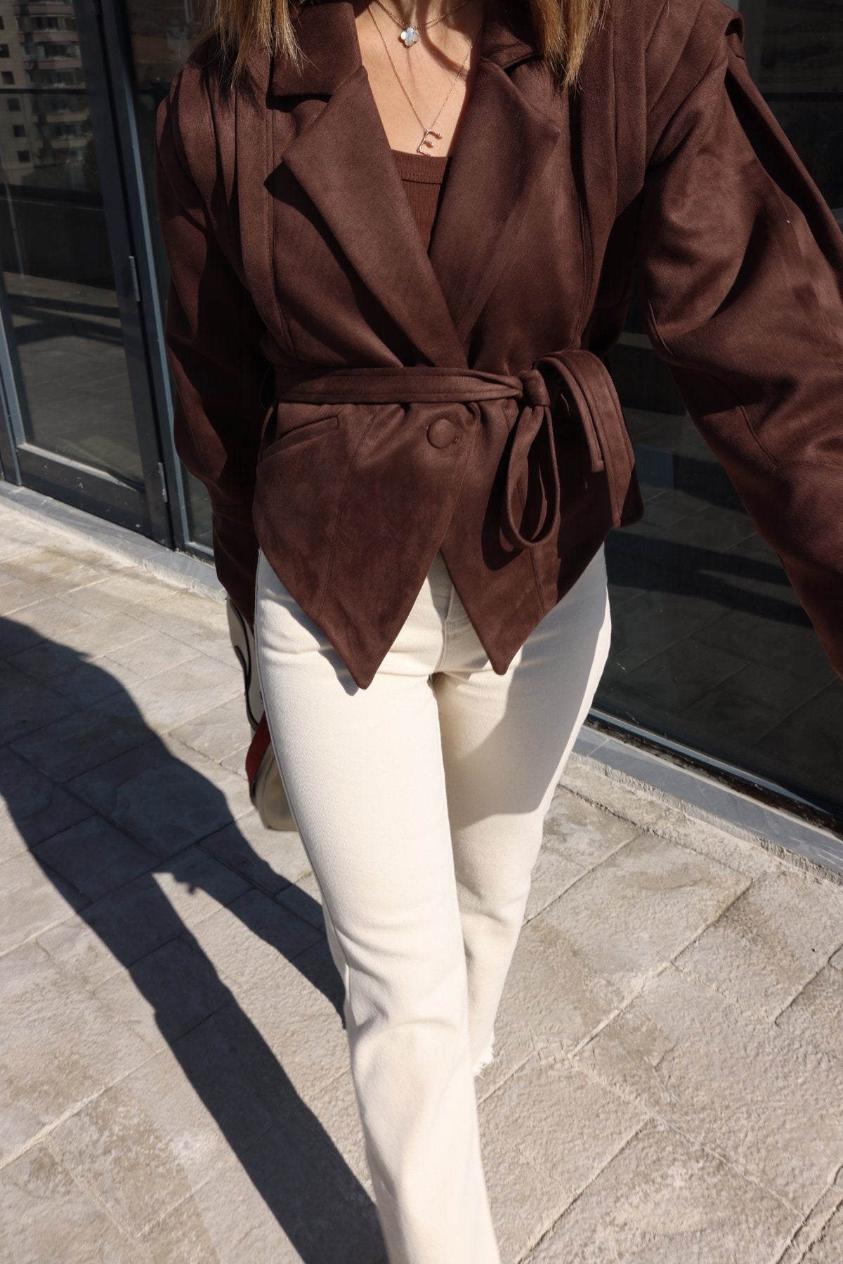 modieuze dames vegan suède jas in beige voor de herfst