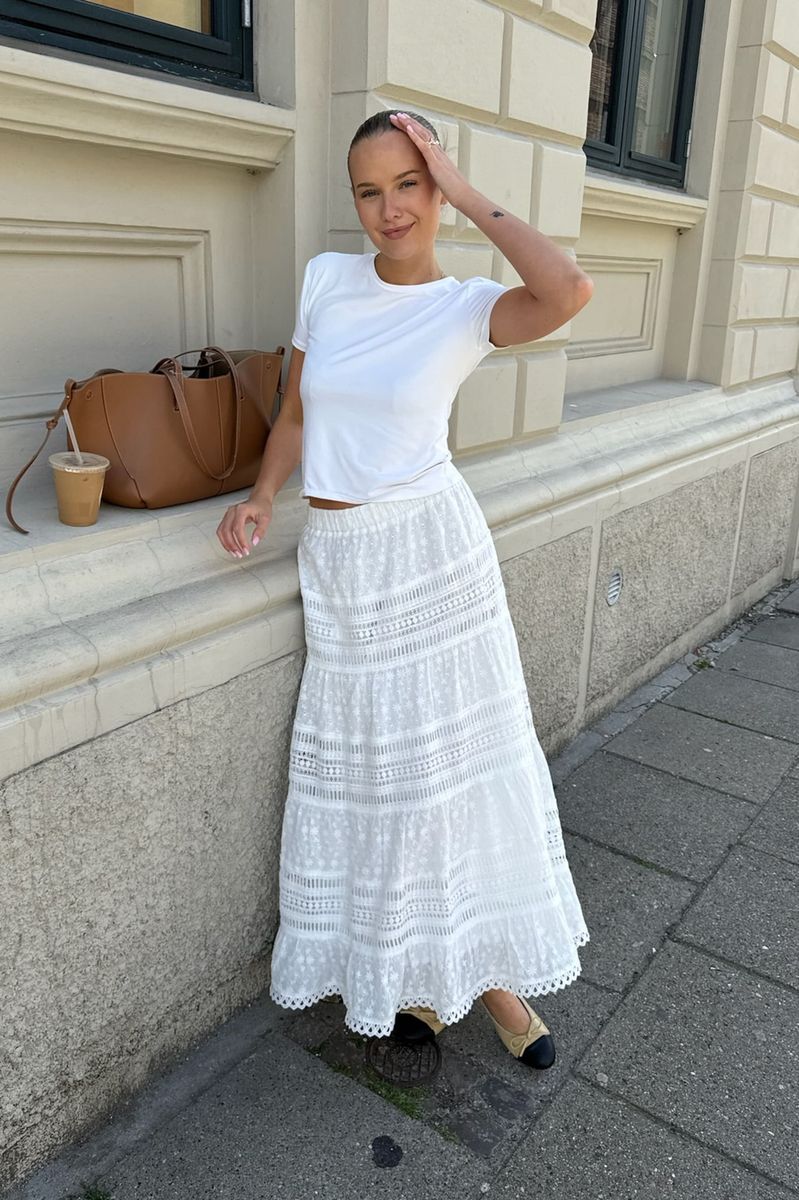 witte kanten maxi rok met boho details en romantische lagen, zomerse rok met broderie en elastische tailleband