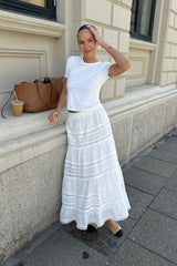 witte kanten maxi rok met boho details en romantische lagen, zomerse rok met broderie en elastische tailleband