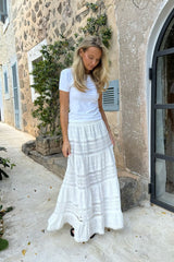 witte kanten maxi rok met boho details en romantische lagen, zomerse rok met broderie en elastische tailleband
