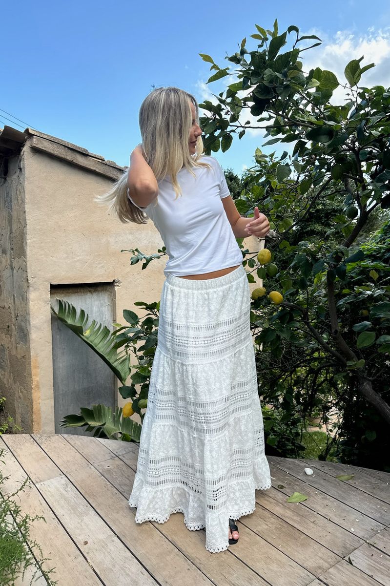 witte kanten maxi rok met boho details en romantische lagen, zomerse rok met broderie en elastische tailleband