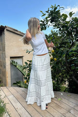 witte kanten maxi rok met boho details en romantische lagen, zomerse rok met broderie en elastische tailleband