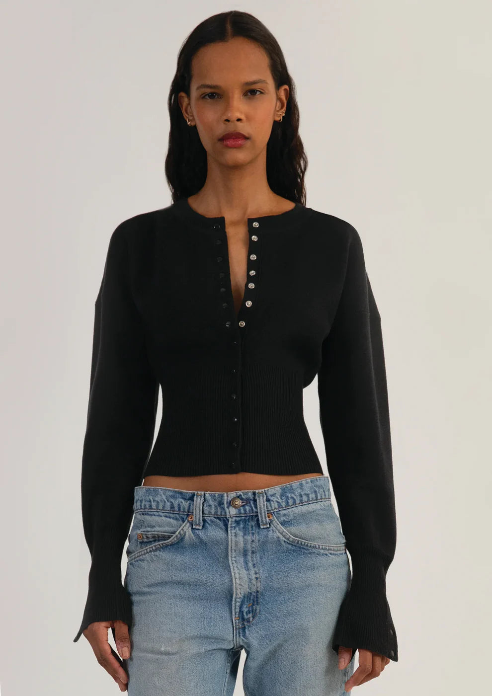 lifestylefoto model in zwarte cardigan met knoopsluiting