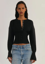 lifestylefoto model in zwarte cardigan met knoopsluiting