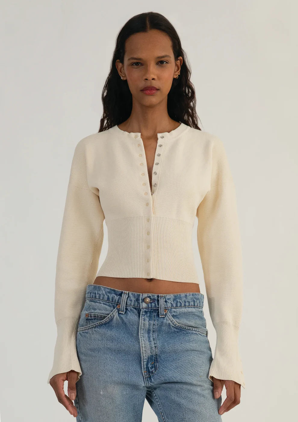 beige cardigan met knopen en brede tailleband, gedragen met jeans