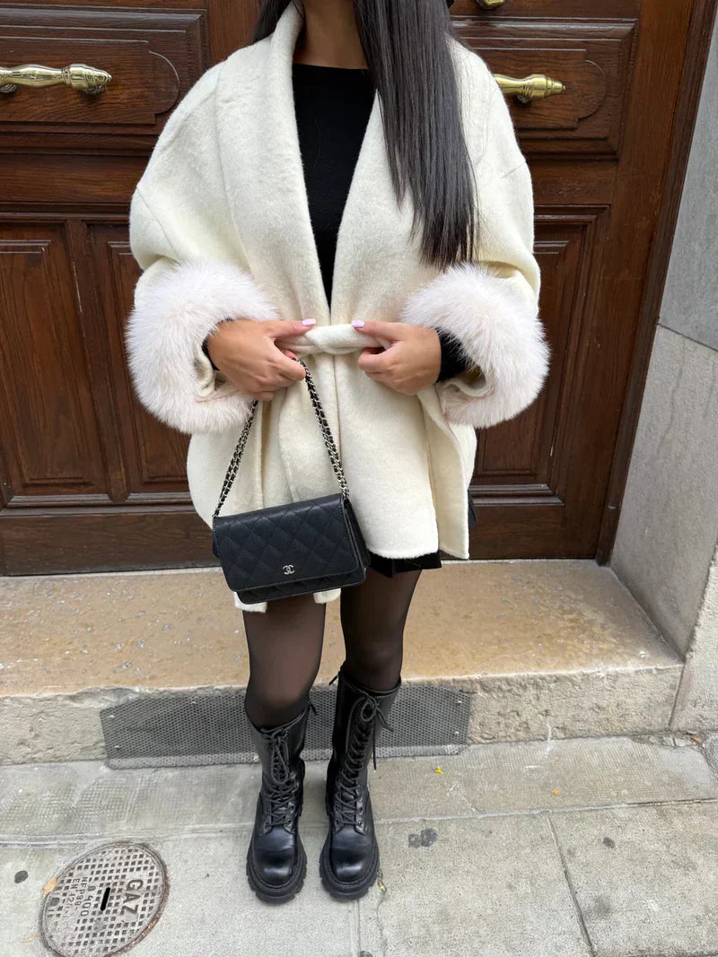 Lana Luxe Coat | Winterjas met Faux Fur Details aan de Mouwen