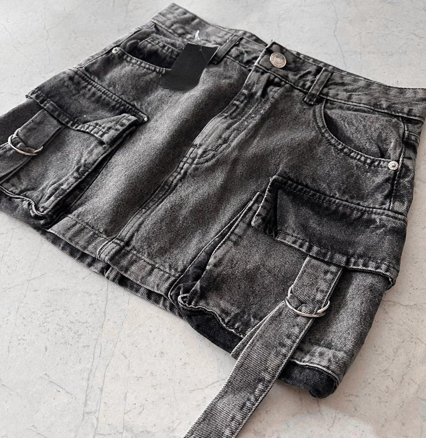 zwarte denim minirok met A-lijn en dubbele zakken